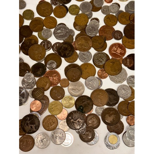 670 - Various world coins and bank notes to include The Tower of London, 1078-1978, 1995 Brilliant Uncircu... 