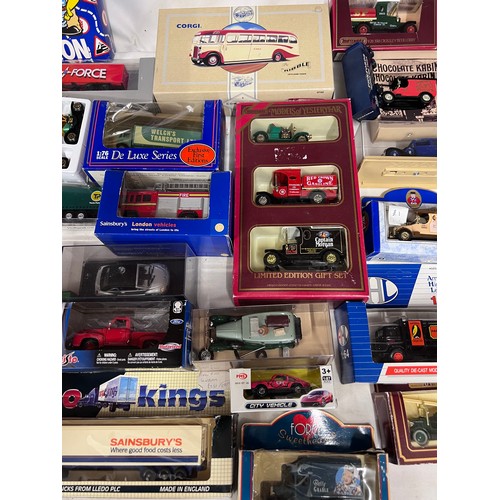 1116 - A quantity of diecast models to include: Lledo 1:43 scale limited edition diecast model vehicle set ... 