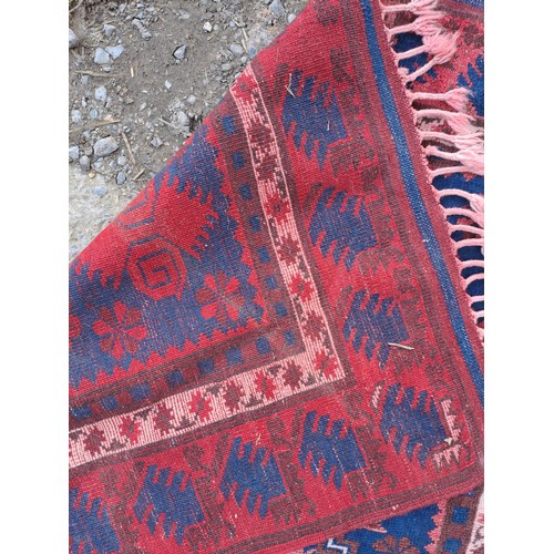 1239 - A good quality rug in shades of blue and red. 290cm x 80cm.