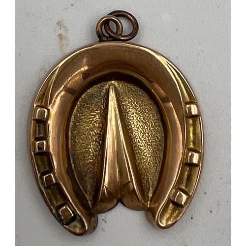 366 - A 9 carat gold horseshoe pendant. 2.5cm h. Chester 1899. Weight 2.6gm.