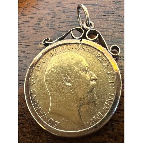 672 - A 1906 half sovereign mounted in 9 carat gold pendant mount. Total weight 4.9gm.