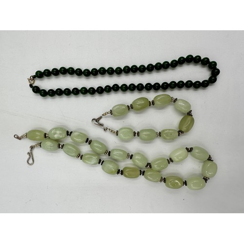 360 - A light green jade necklace and matching bracelet with silver beads and fastening, 42cm l and 22cm l... 