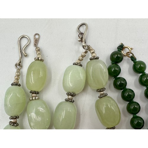 360 - A light green jade necklace and matching bracelet with silver beads and fastening, 42cm l and 22cm l... 