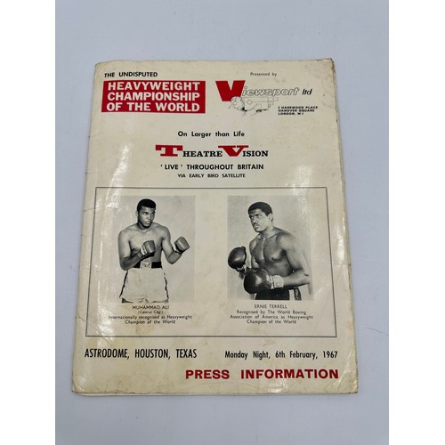 666 - A Muhammad Ali v Ernie Terrell original press pack from 1967 containing details on the boxers and th... 