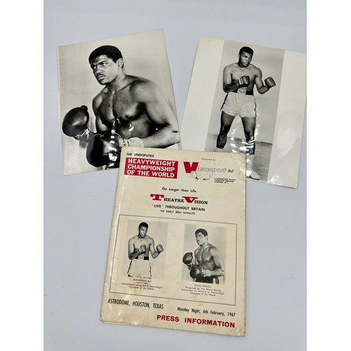 666 - A Muhammad Ali v Ernie Terrell original press pack from 1967 containing details on the boxers and th... 