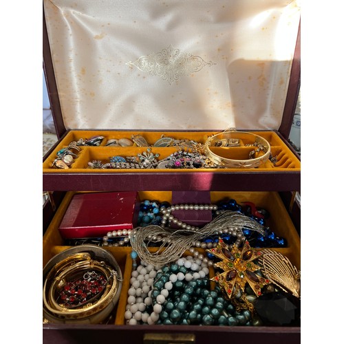 342 - A jewellery box and contents comprising vintage costume jewellery , bangles, brooches, rings, earrin... 