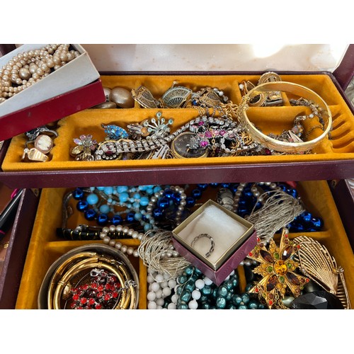 342 - A jewellery box and contents comprising vintage costume jewellery , bangles, brooches, rings, earrin... 