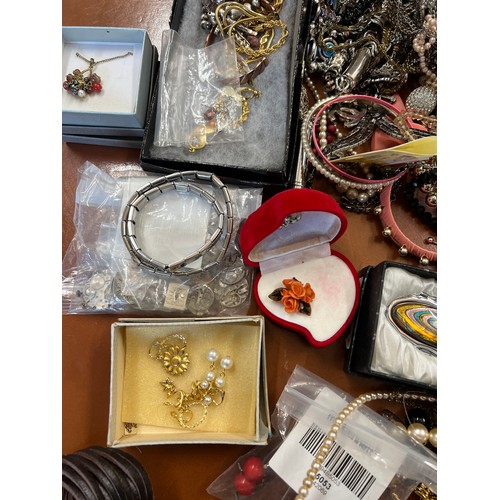 344 - A very large quantity of costume jewellery to include vintage watch movements, cufflinks, 2 x Nomina... 