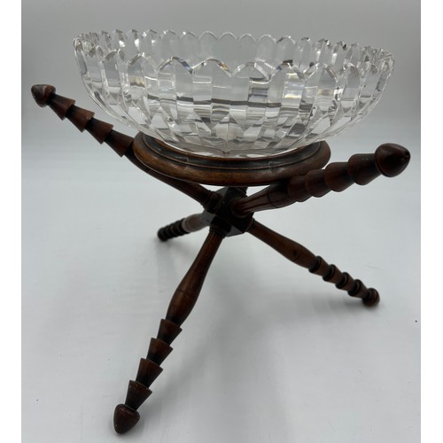 1295 - A Georgian mahogany treen cat stand with later addition to hold good quality bowl. 27.5cm h.