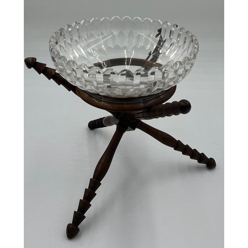 1295 - A Georgian mahogany treen cat stand with later addition to hold good quality bowl. 27.5cm h.