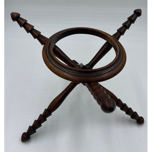 1295 - A Georgian mahogany treen cat stand with later addition to hold good quality bowl. 27.5cm h.