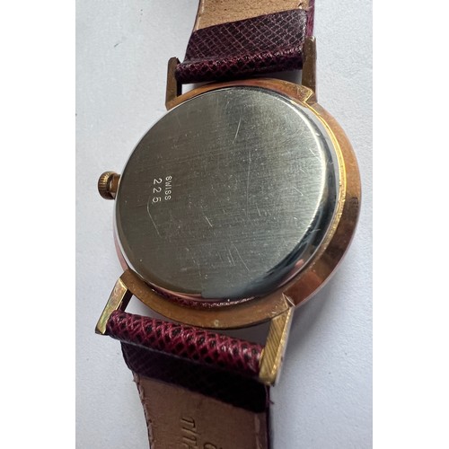 551 - A gold plated Rotary gentleman's wristwatch with date aperture on brown leather strap. Case 33mm. 

... 