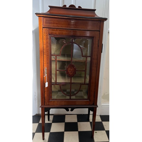 71 - An Edwardian mahogany inlaid display cabinet with a single glazed door and three shelves. 130cm h x ... 