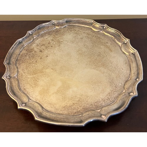 697 - Silver salver raised on three feet. London 1970, maker HB, 20cm diameter. Weight 295gm.