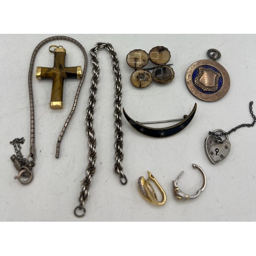 446 - Jewellery to include a Tiger’s eye crucifix with suspension ring marked 18K, a moss agate brooch, bl... 