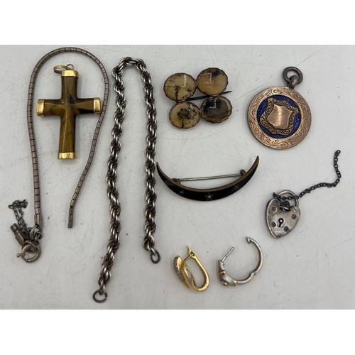 446 - Jewellery to include a Tiger’s eye crucifix with suspension ring marked 18K, a moss agate brooch, bl... 