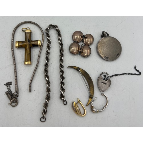 446 - Jewellery to include a Tiger’s eye crucifix with suspension ring marked 18K, a moss agate brooch, bl... 