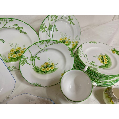 226 - A quantity of mixed fine bone china to include New Chelsea 'Primrose Dale' 8 x 20cm plate, 10 x 17.5... 