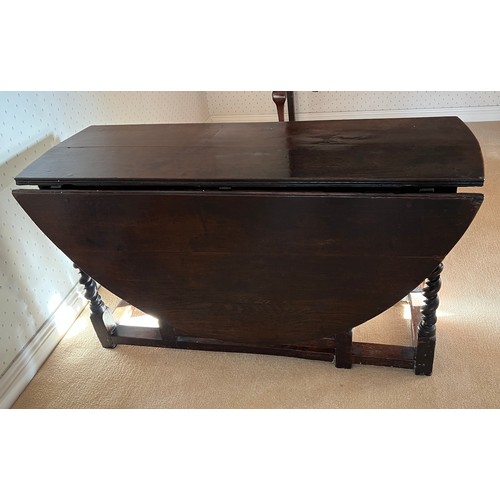 86 - An 18thC oak drop leaf dining table with double twist to the legs and drawer to each side. 74cm h x ... 