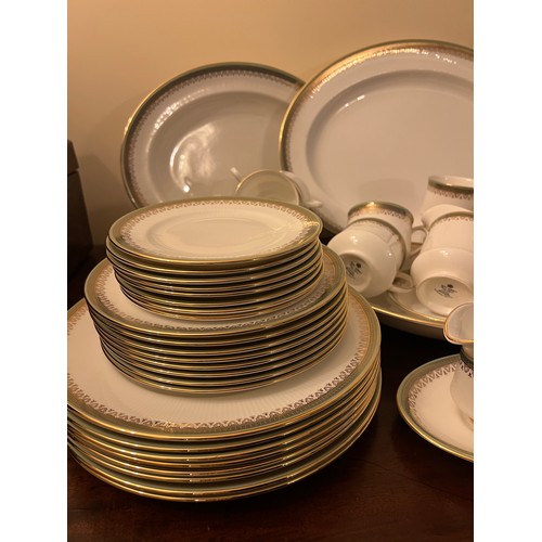 221 - A quantity of royal Albert Paragon Kensington pattern dinner and tea service. 8 dinner plates, 8 des... 