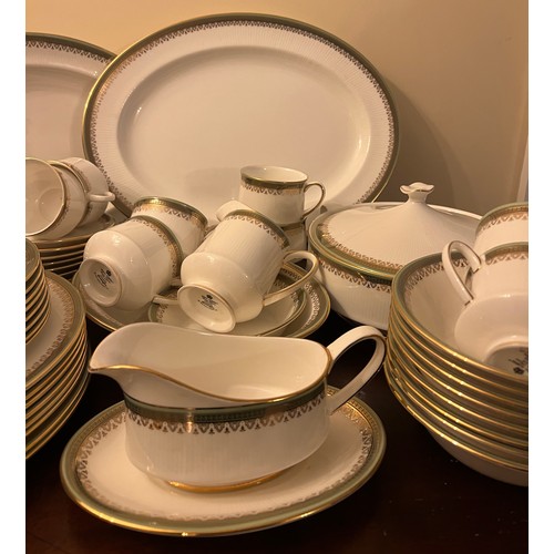 221 - A quantity of royal Albert Paragon Kensington pattern dinner and tea service. 8 dinner plates, 8 des... 