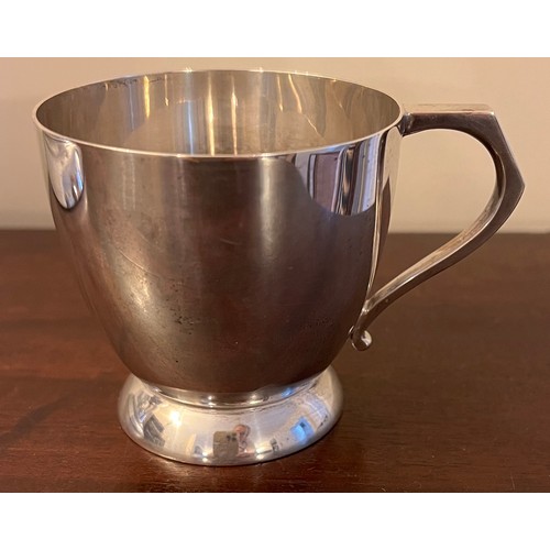 719 - A silver cup Sheffield 1946, 7.5cm h. maker Mappin and Webb. Weight 138gm.