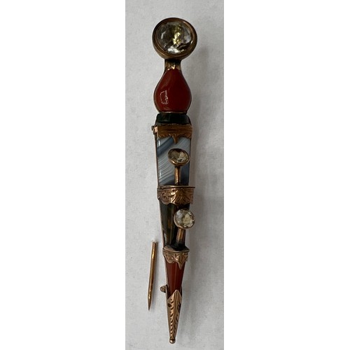 462 - A Scottish dirk style brooch set with cornelian, jasper, bloodstone, blue banded agate and foiled ci... 