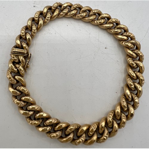 460 - A 9 carat gold chain bracelet, weight 11.2gm. Length 18cm. Etched decoration to alternate links.