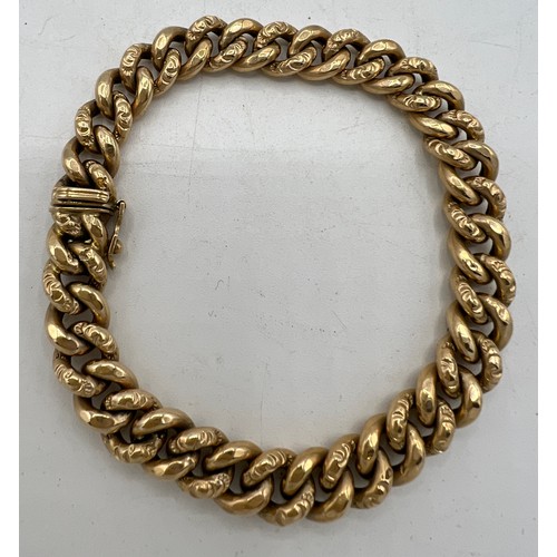 460 - A 9 carat gold chain bracelet, weight 11.2gm. Length 18cm. Etched decoration to alternate links.