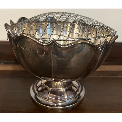 710 - A silver rose bowl. Weight 400g. 15cm h. Birmingham 1912.