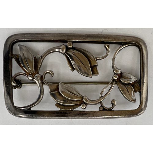 464 - A Georg Jensen sterling silver brooch 5.5 cm x 3 cm. No. 295