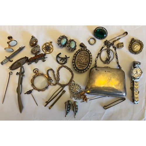 483 - A quantity of 19th and 20thC jewellery to include silver purse with finger ring and chain, silver lo... 