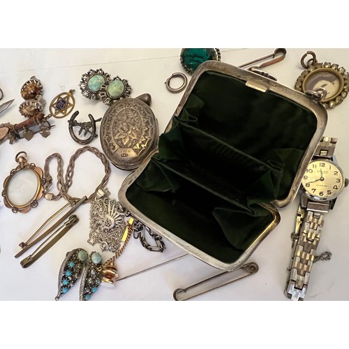 483 - A quantity of 19th and 20thC jewellery to include silver purse with finger ring and chain, silver lo... 