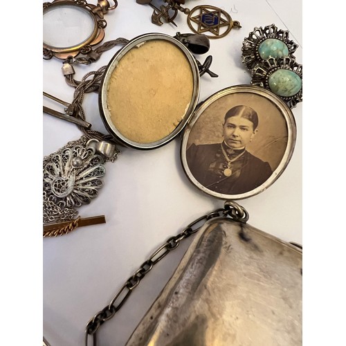 483 - A quantity of 19th and 20thC jewellery to include silver purse with finger ring and chain, silver lo... 