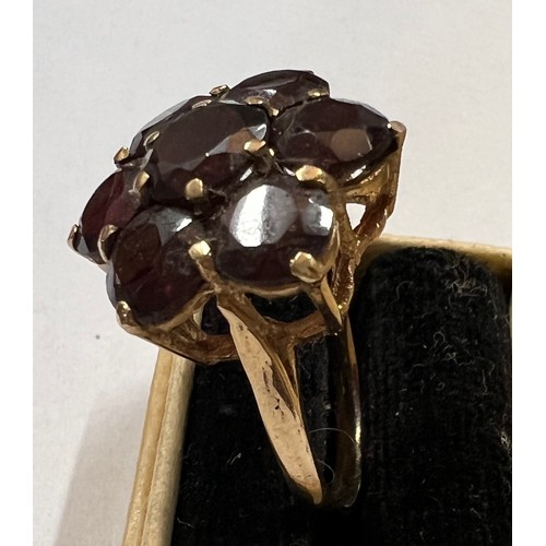 478 - A 9 carat gold cluster ring set with dark red stones. Size N. Weight 4.2gm.