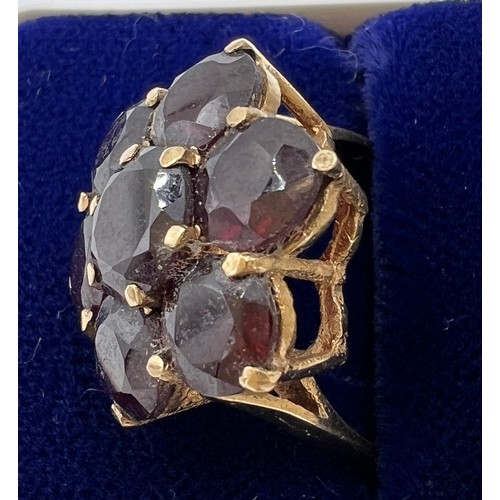 478 - A 9 carat gold cluster ring set with dark red stones. Size N. Weight 4.2gm.