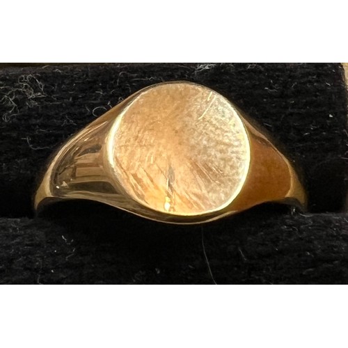 479 - A 9 carat yellow gold signet ring, size L, weight 2.5gm.