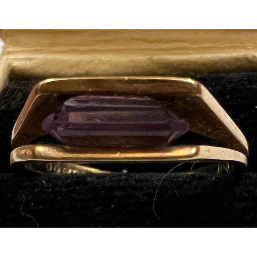 480 - A 9 carat gold ring set with amethyst, size L, weight 2.7gm.