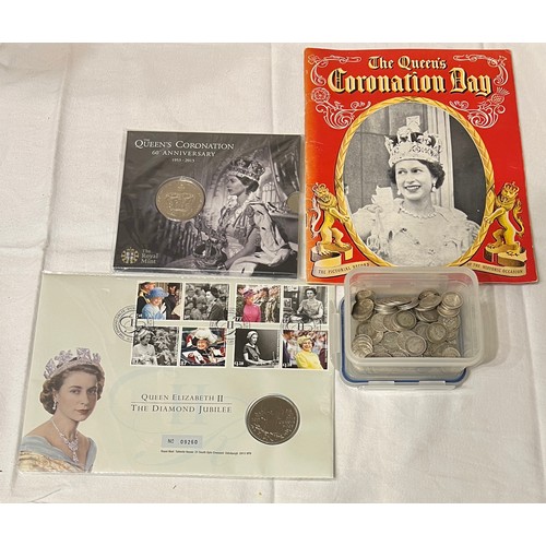 589 - Coins to include 2013 Queen’s Coronation 60th anniversary £5, still mint in sealed pack, a Queen Eli... 