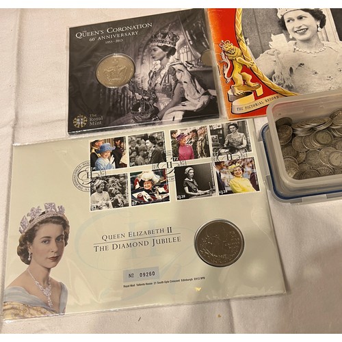 589 - Coins to include 2013 Queen’s Coronation 60th anniversary £5, still mint in sealed pack, a Queen Eli... 