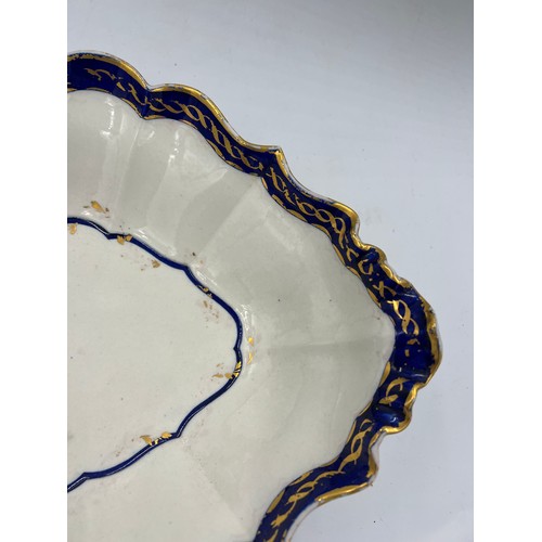 247 - A Worcester porcelain dessert dish of the Flight Period (1783-92) Hand painted underglaze blue with ... 