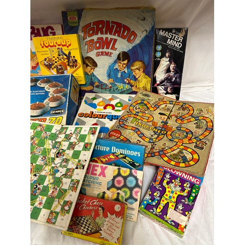 866 - A collection of board games to include Walt Disney's Pinocchio Race Game, Snakes & Ladders, Baffle B... 