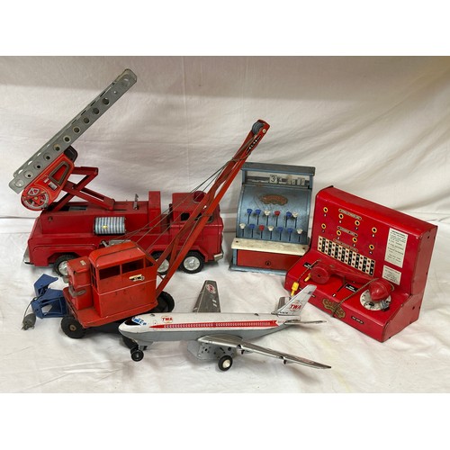 877 - Tin plate toys to include Y-3 Firetruck, Codeg toy till, Codeg telephone exchange Tri-ang KL44 crane... 