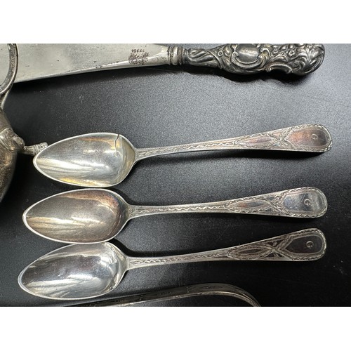 728 - Silver to include mustard pot, sugar tongs, three teaspoons and a shoehorn with silver handle. Vario... 