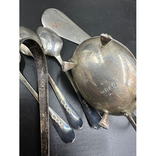 728 - Silver to include mustard pot, sugar tongs, three teaspoons and a shoehorn with silver handle. Vario... 