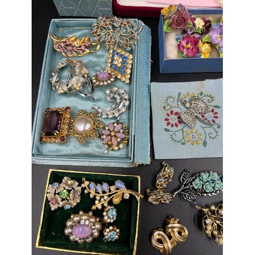 325 - A quantity of costume jewellery to include cultured pearls, brooches etc.