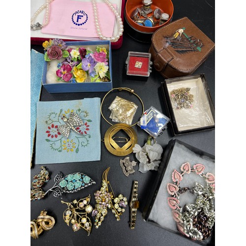 325 - A quantity of costume jewellery to include cultured pearls, brooches etc.