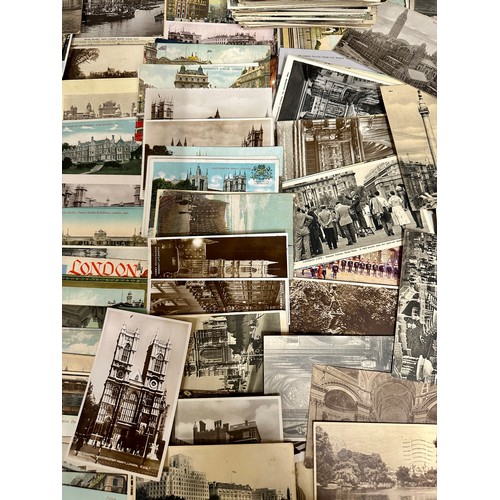 748 - A large collection of Edwardian to 1950's London postcards to include Landmarks, Churches, Bridges, ... 