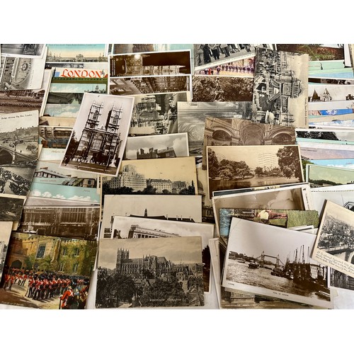 748 - A large collection of Edwardian to 1950's London postcards to include Landmarks, Churches, Bridges, ... 