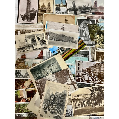 748 - A large collection of Edwardian to 1950's London postcards to include Landmarks, Churches, Bridges, ... 